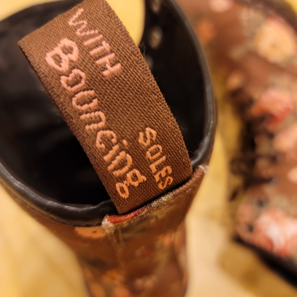 Dr Martins Victorian Floral Boots 11 - Picture 4 of 9